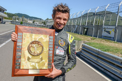 Le vainqueur Lando Norris avec son trophée