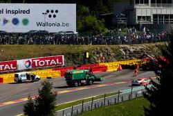 #67 Ford Chip Ganassi Racing Ford GT: Andy Priaulx, Harry Tincknell, Tony Kanaan crashes at Eau Rouge