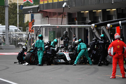 Lewis Hamilton, Mercedes-AMG F1 W09 EQ Power+ pit stop