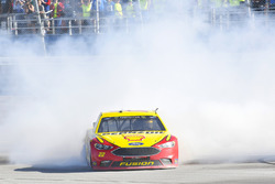 Ganador de carrera Joey Logano, Team Penske, Ford Fusion Shell Pennzoil