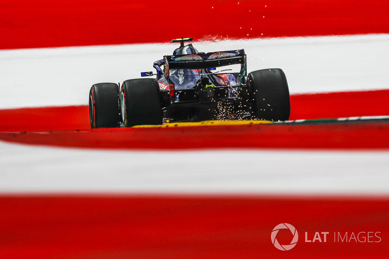 Pierre Gasly, Scuderia Toro Rosso STR13, solleva scintille