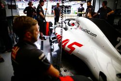 Kevin Magnussen, Haas F1 Team dans le garage de l'équipe