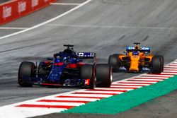 Nico Hulkenberg, Renault Sport F1 Team R.S. 18, Fernando Alonso, McLaren MCL33