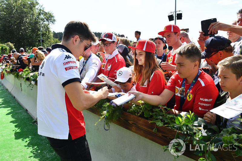 Charles Leclerc, Sauber signe des autographes pour les fans