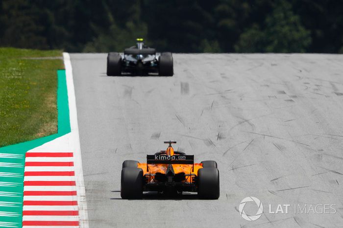 Valtteri Bottas, Mercedes AMG F1 W09, y Fernando Alonso, McLaren MCL33