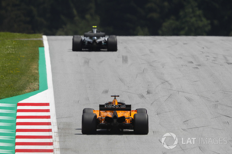 Valtteri Bottas, Mercedes AMG F1 W09, y Fernando Alonso, McLaren MCL33