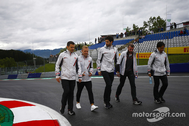Kevin Magnussen, Haas F1 Team, cammina lungo il circuito con i colleghi