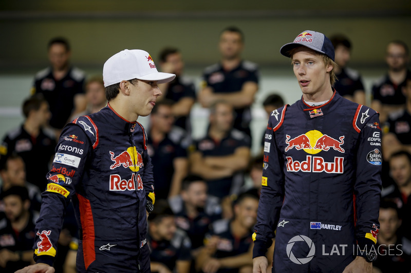 Brendon Hartley, Scuderia Toro Rosso y Pierre Gasly, Scuderia Toro Rosso en la foto del equipo Scuderia Toro Rosso