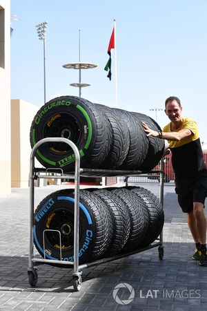 Механик Renault Sport F1 Team и шины Pirelli