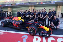 Daniel Ricciardo, Red Bull Racing and engineers at the Red Bull Racing team photo