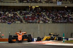 Stoffel Vandoorne, McLaren MCL32 ve Carlos Sainz Jr., Renault Sport F1 Team RS17