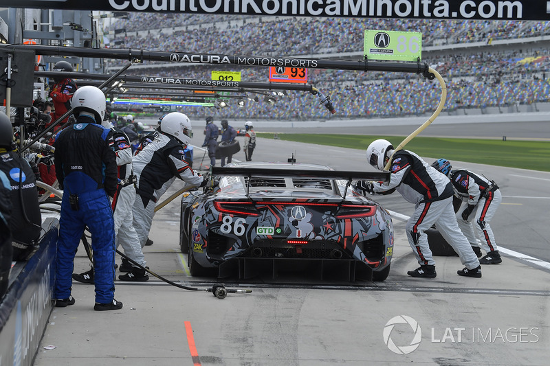 #86 Michael Shank Racing Acura NSX, GTD: Katherine Legge, Alvaro Parente, Trent Hindman, A.J. Allmendinger pit stop