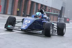 Billy Monger maakt zijn comeback door met Carlin een MVS Formule 3-bolide te testen