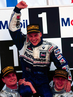 Jacques Villeneuve, Williams wordt gedragen door Mika Hakkinnen, McLaren en David Coulthard, McLaren