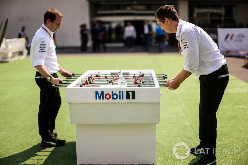 Mercedes AMG F1 Ingenieros juegan futbolito de Mobil