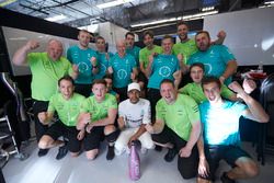 Гонщик Mercedes AMG F1 Льюис Хэмилтон празднует победу вместе с командой