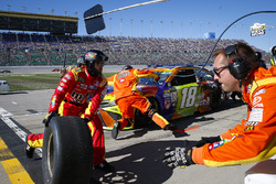 Kyle Busch, Joe Gibbs Racing Toyota pit stop