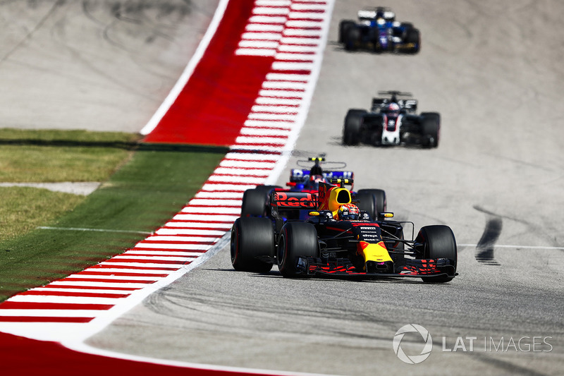 Max Verstappen, Red Bull Racing RB13, Daniil Kvyat, Scuderia Toro Rosso STR12