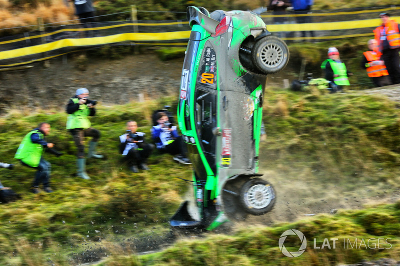 La vettura incidentata di Yazeed Al Rajhi, Michael Orr, Yazeed Racing Ford Fiesta RS WRC