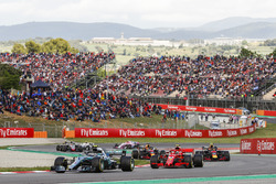 Valtteri Bottas, Mercedes AMG F1 W09, Kimi Raikkonen, Ferrari SF71H, Max Verstappen, Red Bull Racing RB14, en de rest van het veld