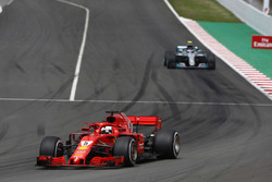Себастьян Феттель, Ferrari SF71H, и Валттери Боттас, Mercedes AMG F1 W09