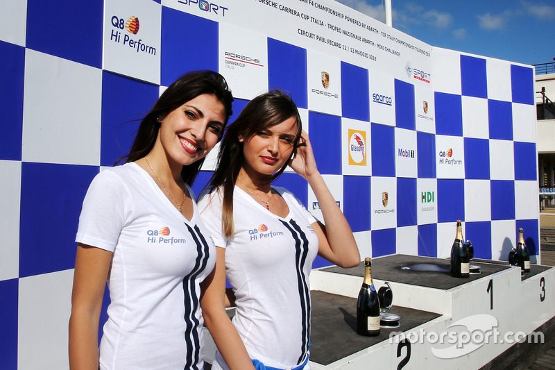 Il podio con le grid girl