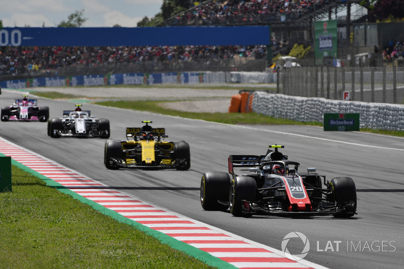 Kevin Magnussen, Haas F1 Team VF-18 at the start of the race