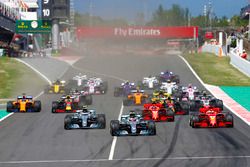 Départ : Lewis Hamilton, Mercedes AMG F1 mène la course