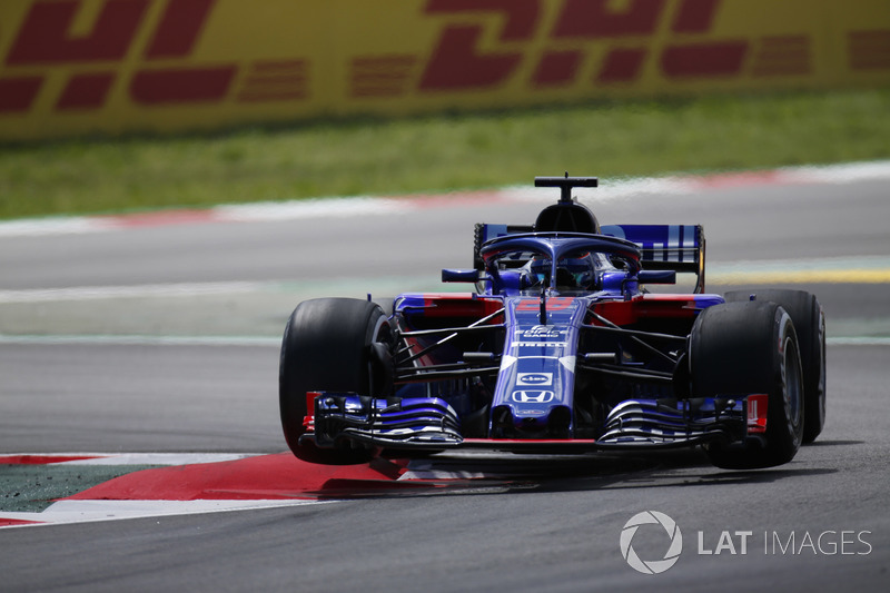 Brendon Hartley, Toro Rosso STR13, jumps over a kerb