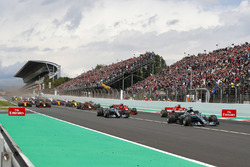 Старт гонки: Льюис Хэмилтон и Валттери Боттас, Mercedes AMG F1 W09, Себастьян Феттель, Ferrari SF71H, Валттери Боттас, Mercedes AMG F1 W09, Кими Райкконен, Ferrari SF71H, и Макс Ферстаппен, Red Bull Racing RB14