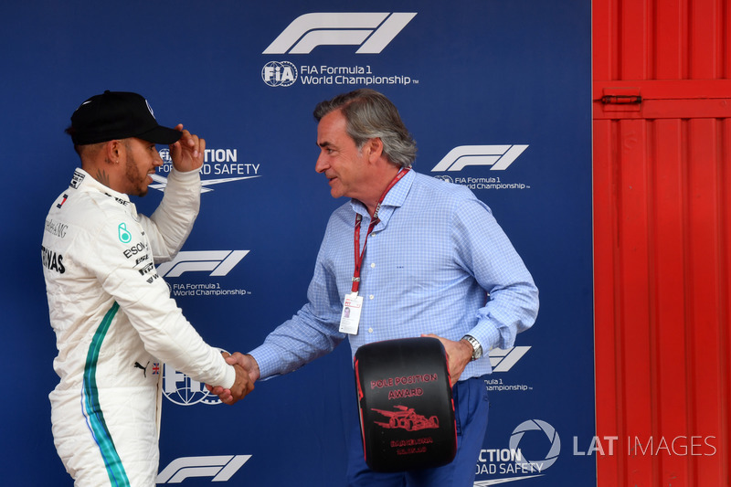 Carlos Sainz cumprimentou Hamilton pela pole, além de entregar a lembrança do feito do inglês.