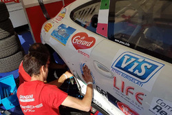 Meccanici al lavoro sulla 911 GT3 Cup di Vincenzo Montalbano, Ghinzani Arco Motorsport