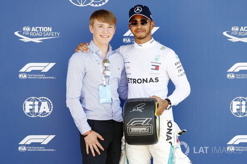 Billy Monger presenta al poleman Lewis Hamilton, Mercedes AMG F1, con el Pirelli Pole Position Award