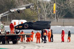 Les commissaires prennent en charge la voiture de Fernando Alonso, McLaren MCL33