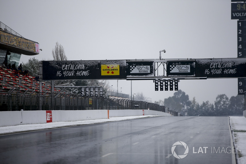 Recta del Circuit de Barcelona cubierta de nieve