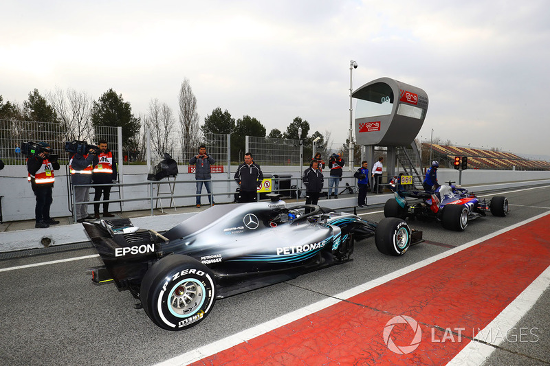 Brendon Hartley, Toro Rosso STR13, and Valtteri Bottas, Mercedes AMG F1 W09