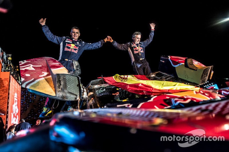 Pemenang #303 Peugeot Sport Peugeot 3008 DKR: Carlos Sainz, Lucas Cruz