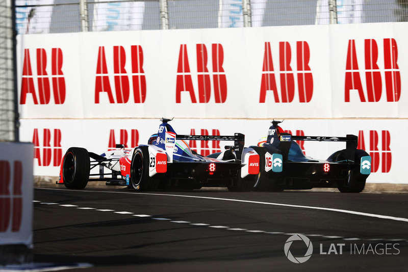 Nick Heidfeld, Mahindra Racing, battles wit Oliver Turvey, NIO Formula E Team