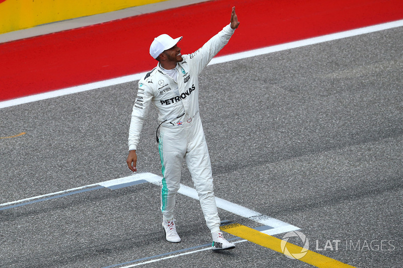Ganador de la pole Lewis Hamilton, Mercedes AMG F1 celebra en parc ferme