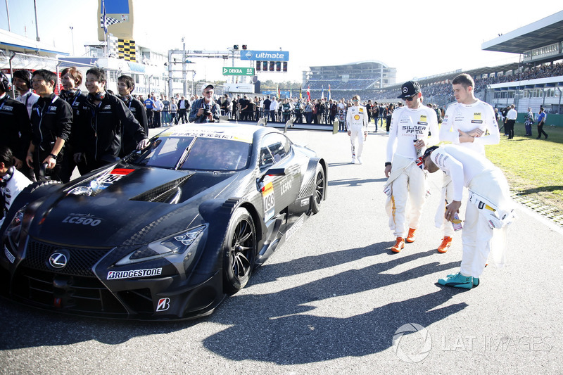 Pembalap DTM mengamati Lexus LC 500