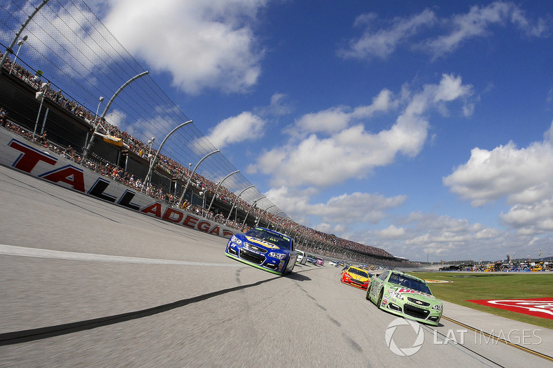 Dale Earnhardt Jr., Hendrick Motorsports Chevrolet and Chase Elliott, Hendrick Motorsports Chevrolet lead the field