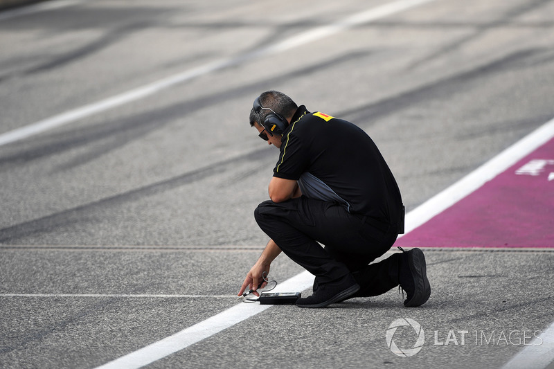Ingeniero de Pirelli comprueba la temperatura de la pista