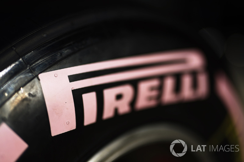 Neumáticos Pirelli con marcas color rosa en apoyo a la concienciación del cáncer de mama