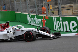 Marcus Ericsson, Sauber C37 con la monoposto danneggiata, nel primo giro