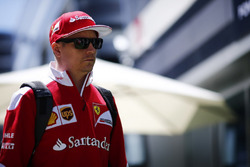 Kimi Raikkonen, Ferrari, con la felpa la cui replica è in palio per il GP Predictor del GP dell'Azerbaijan