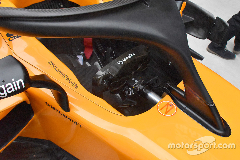 Detalle de la cabina del McLaren MCL33