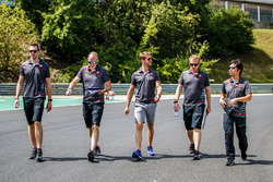 Romain Grosjean, Haas F1 Team parcourt la piste à pied avec son équipe