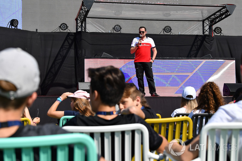 Julien Simon-Chautemps, ingegnere di pista Sauber, sul palco nella Fanzone