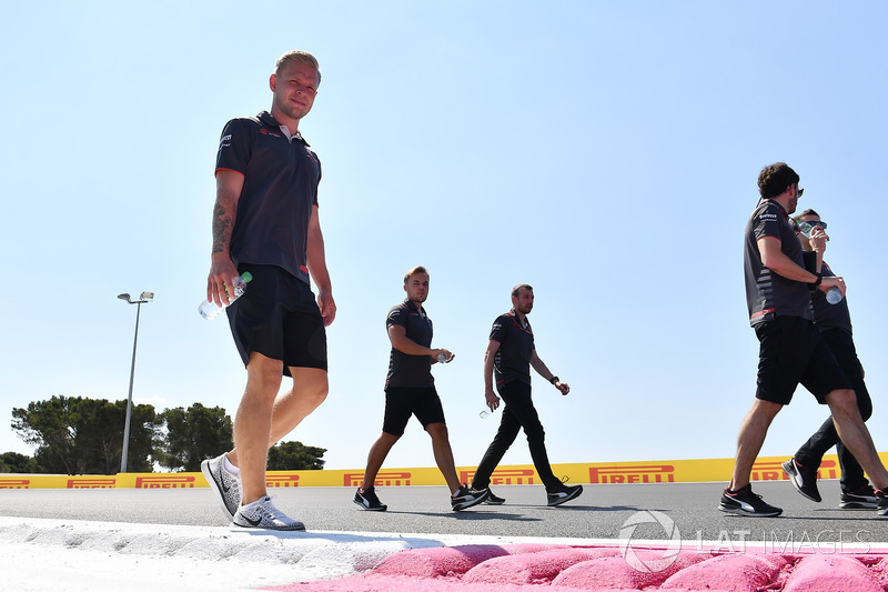 Kevin Magnussen, Haas F1 walks the track