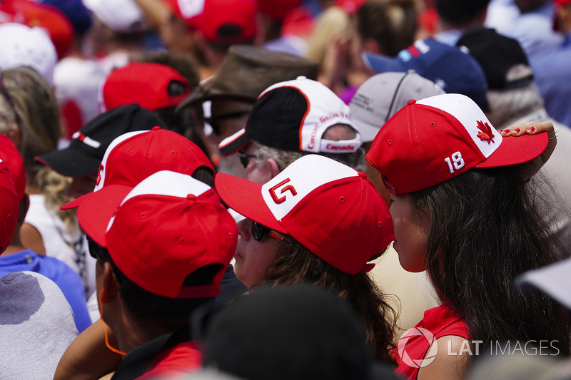 Fans of Lance Stroll, Williams Racing, wearing hats